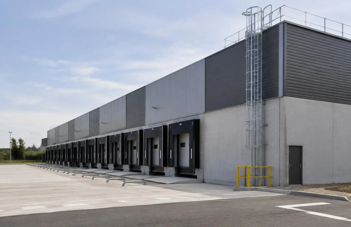 Entrepôt logistique avec quais de chargement et échelle d'accès en toiture