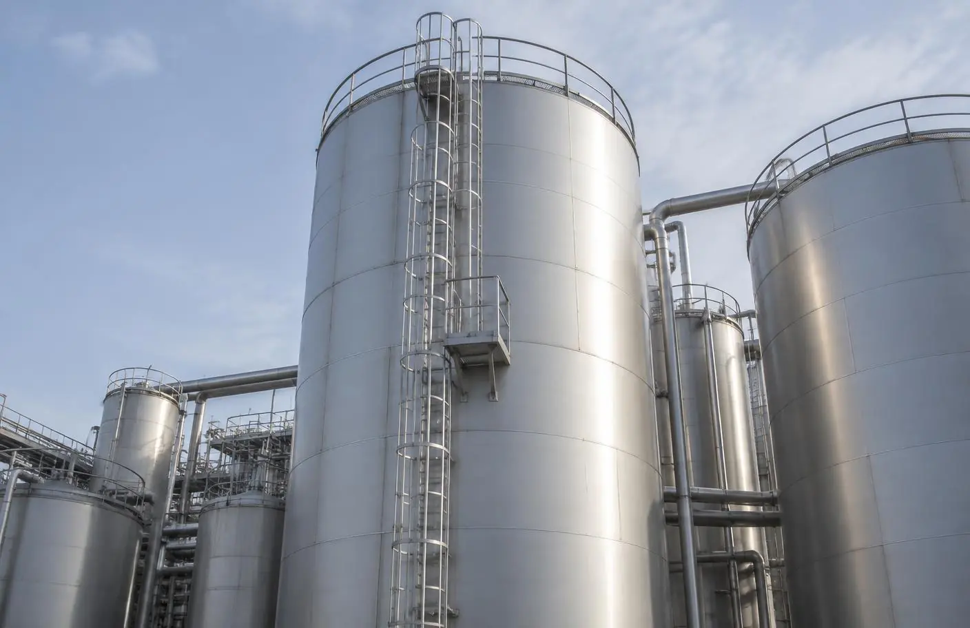 Silos industriels équipés d'une échelle verticale avec palier intermédiaire