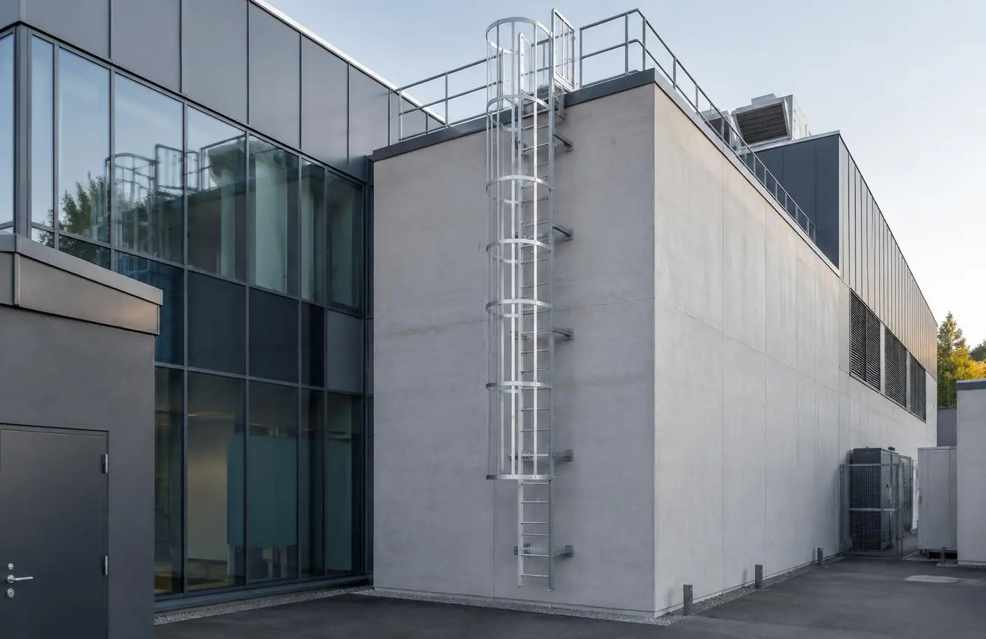 Immeuble de bureaux et commerces avec accès technique vertical en façade