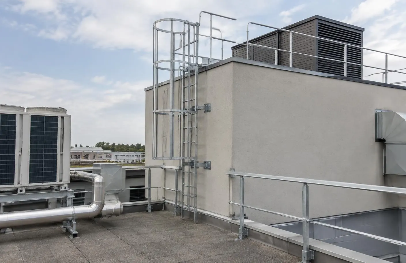 Locaux techniques et équipements de traitement d'air installés en toiture