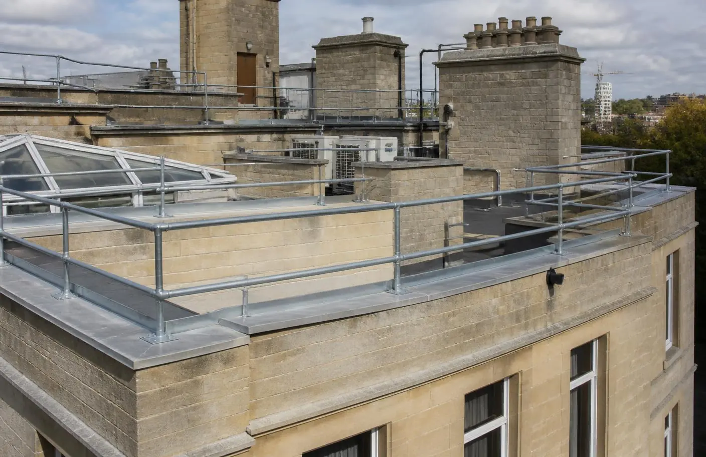 Garde-corps adapté aux différents niveaux d'une toiture de bâtiment existant