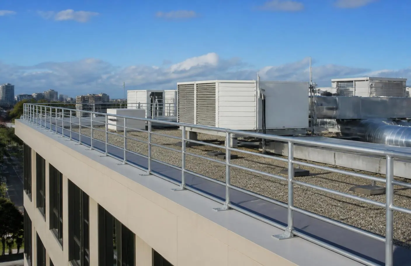 Toiture technique d'un immeuble de bureaux protégée par un garde-corps périphérique