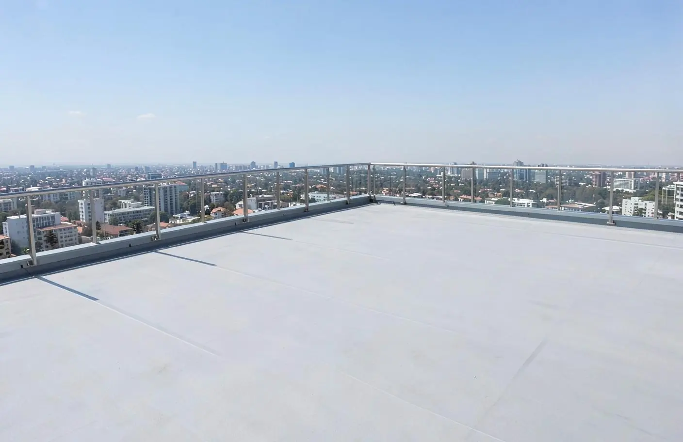 Garde-corps continu en périphérie d'une toiture-terrasse