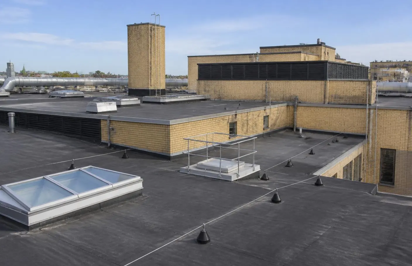 Parcours de maintenance sécurisé sur une toiture existante à plusieurs niveaux