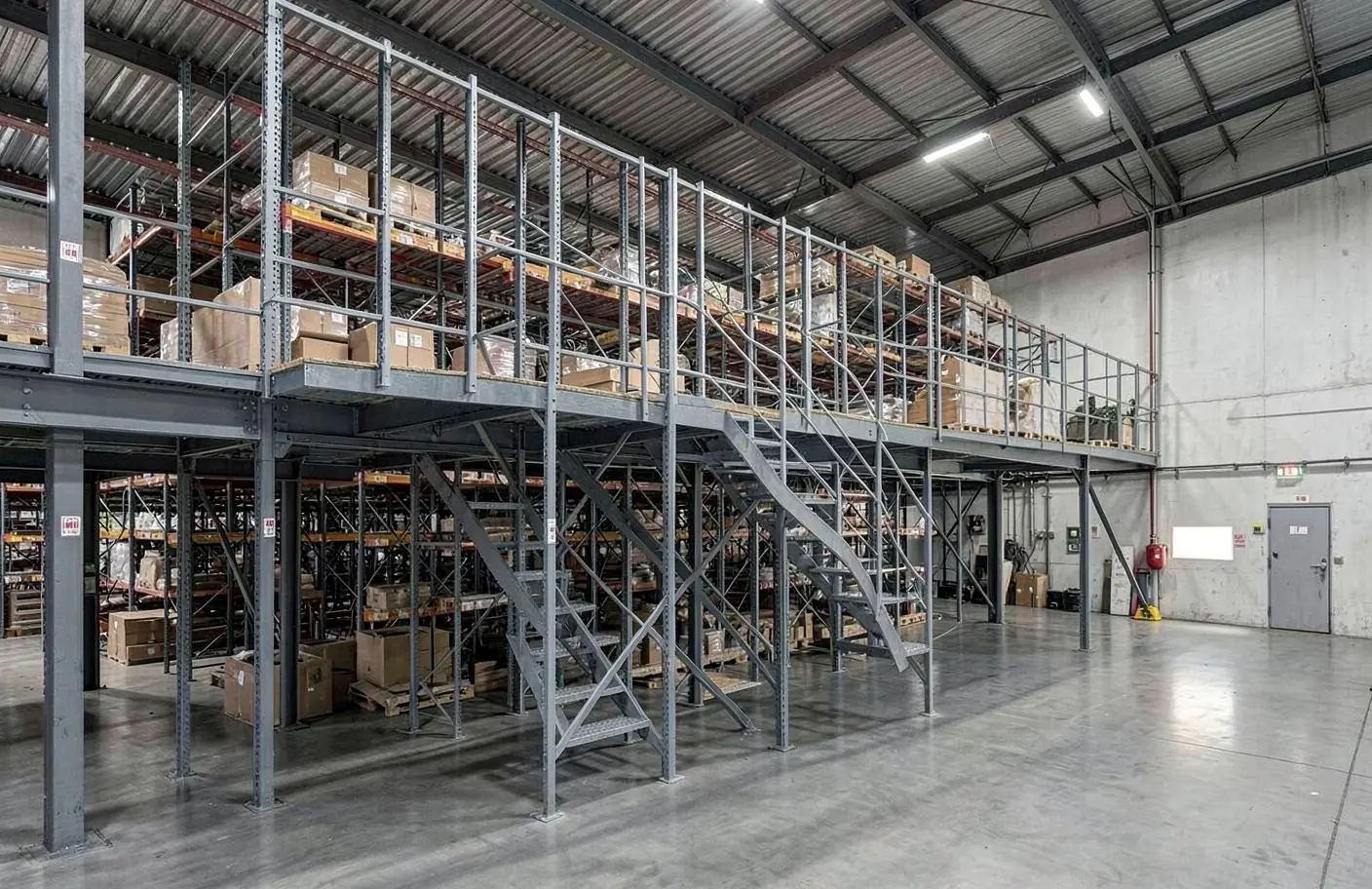 Mezzanine de stockage desservie par un escalier et une passerelle métallique