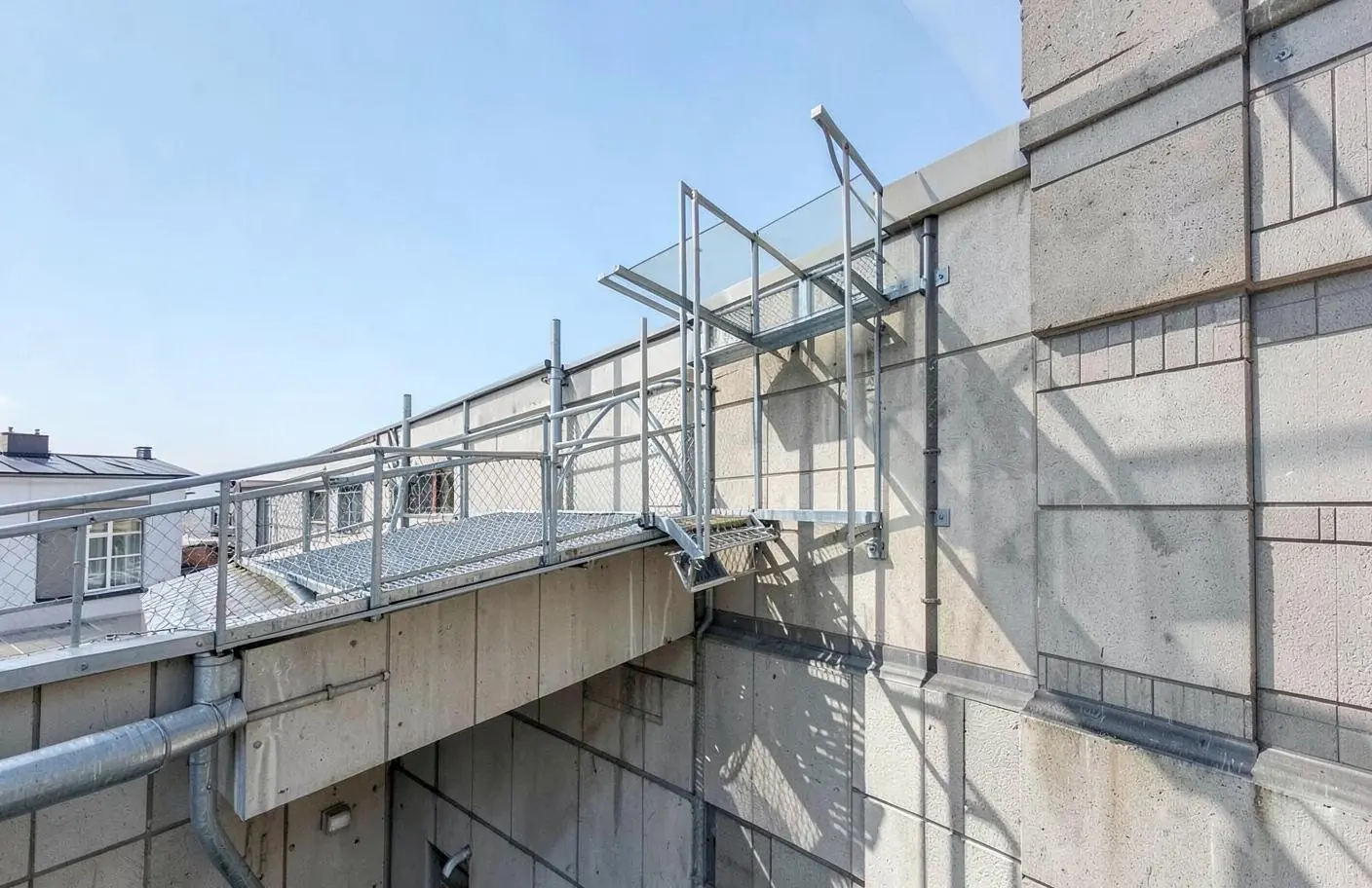 Structure d'accès reliant une circulation de toiture à une intervention en façade