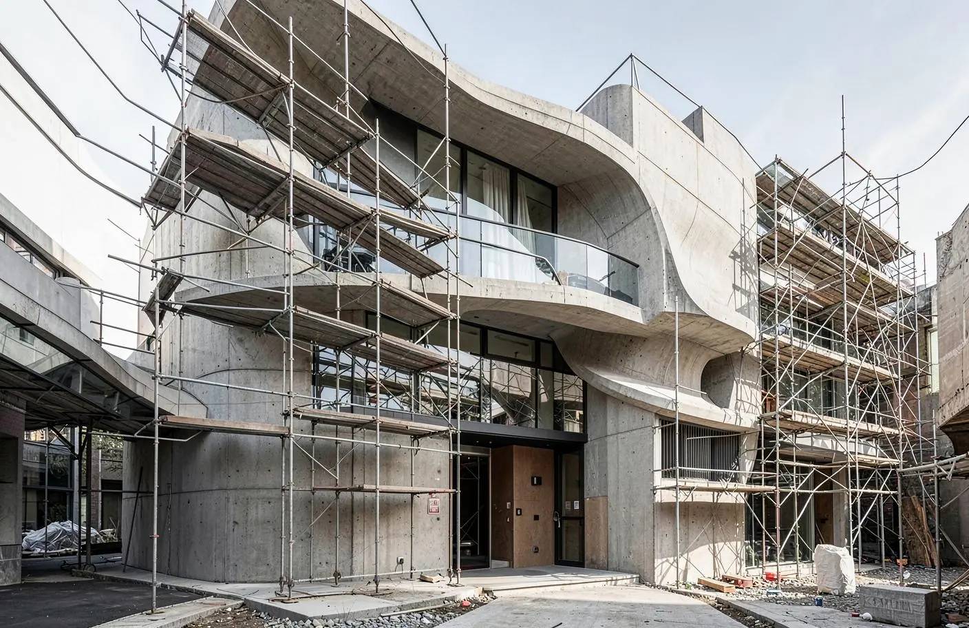 Échafaudage adapté aux courbes et décrochés d'une architecture contemporaine atypique