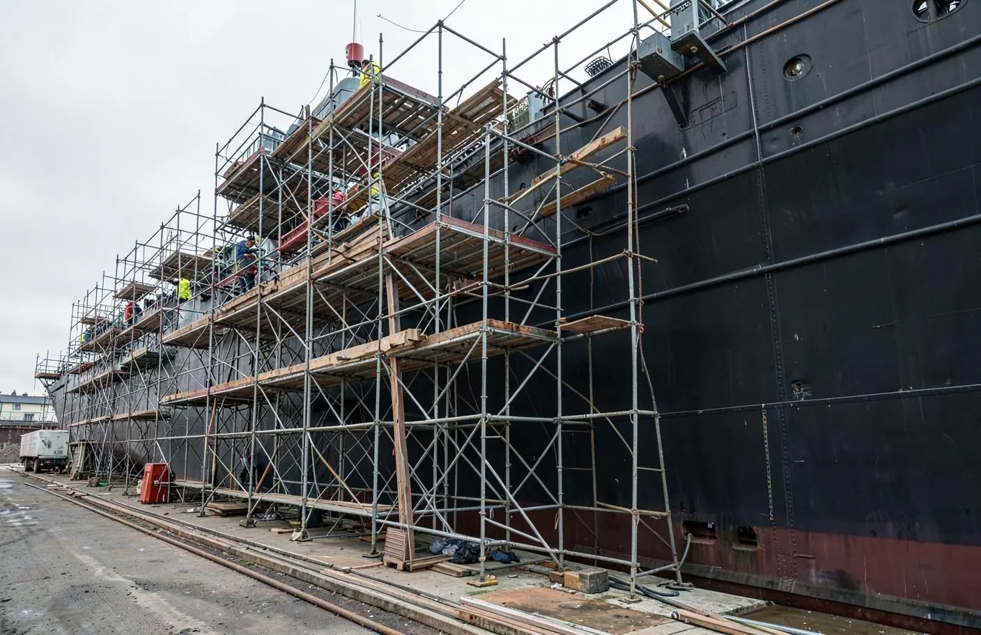 Échafaudage multi-niveaux installé le long de la coque d'un navire en chantier naval