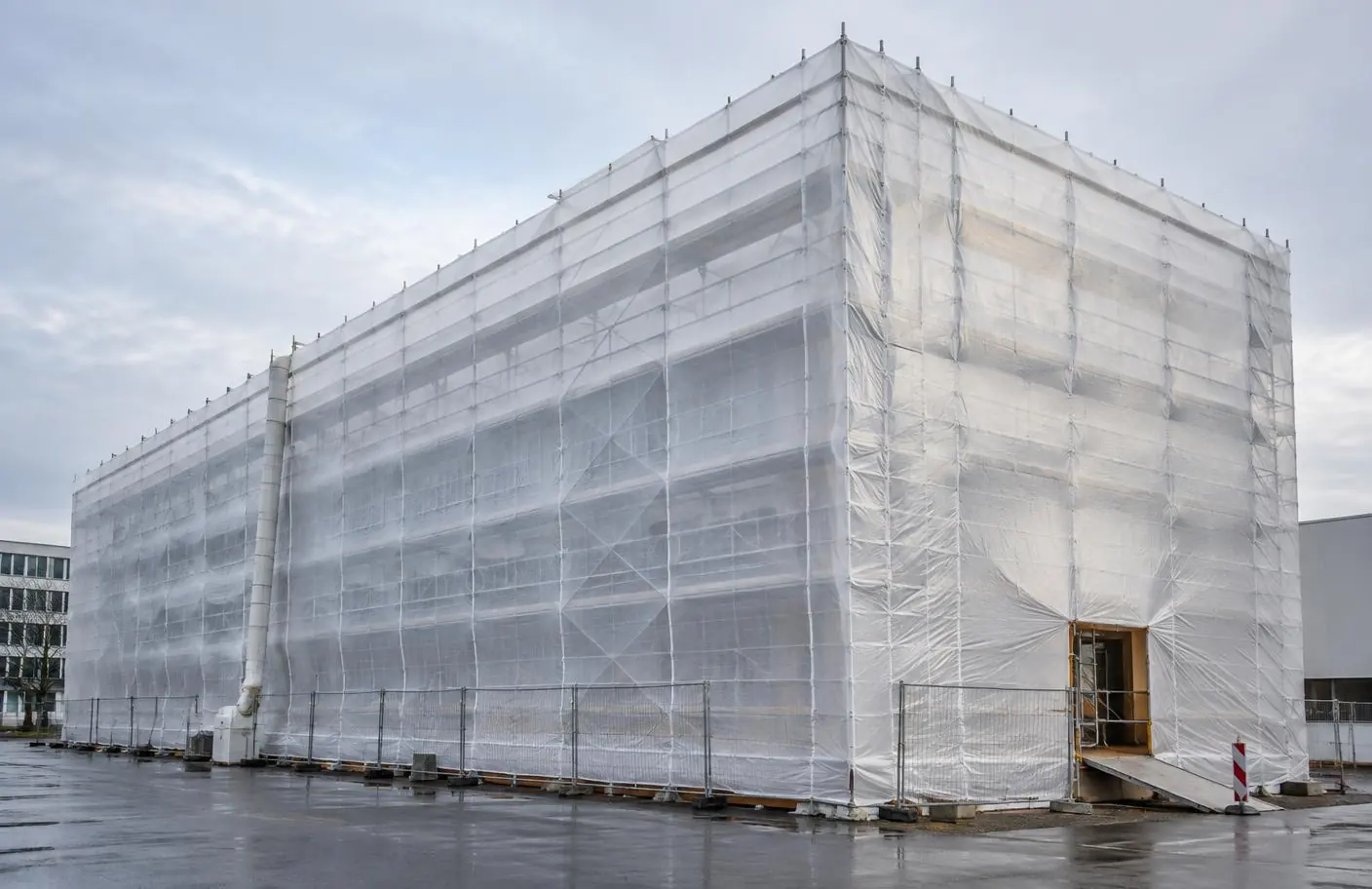 Échafaudage de bâtiment professionnel protégé par un thermo bâchage translucide