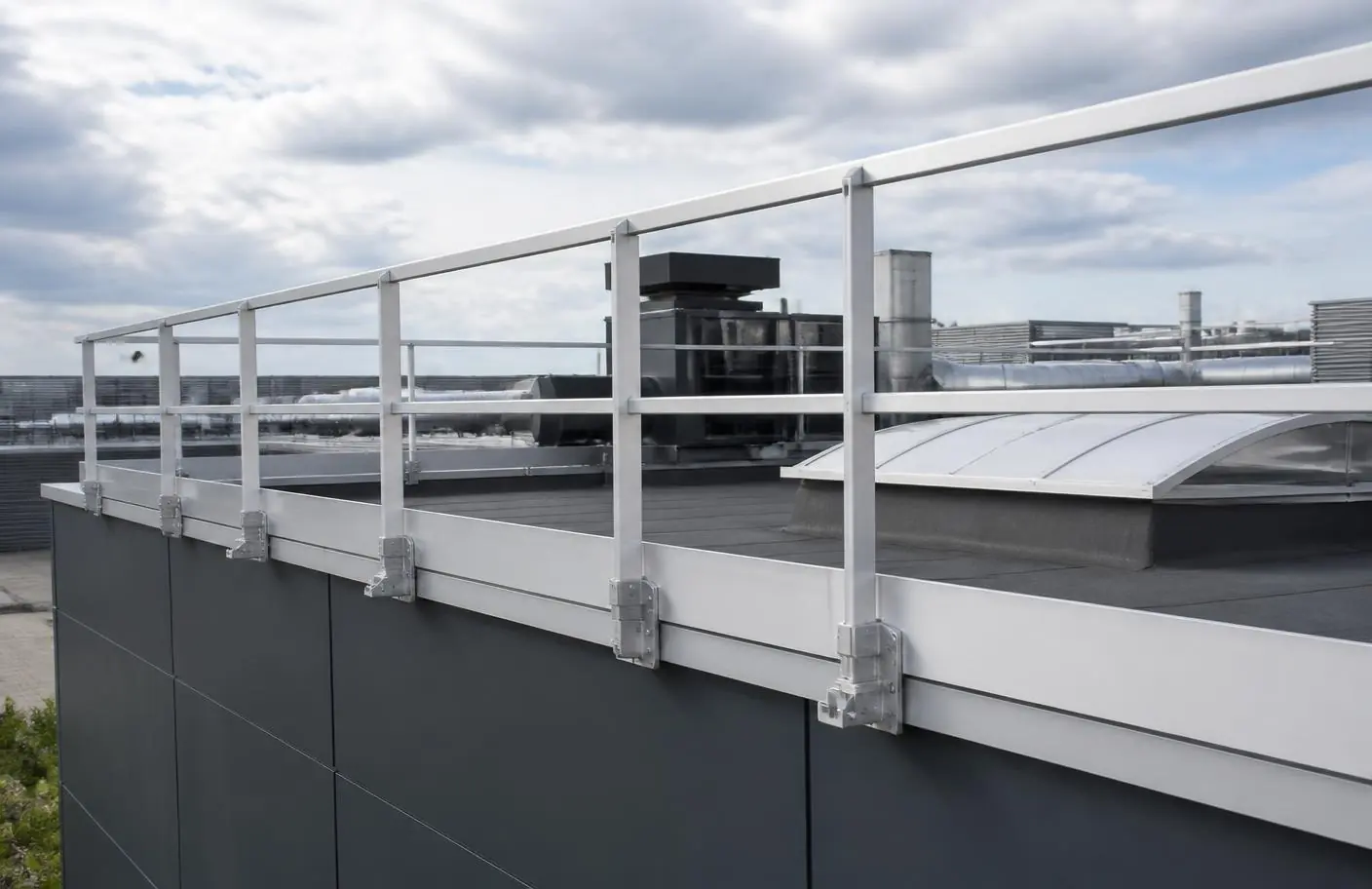 Garde-corps collectif en aluminium installé en périphérie d'une toiture